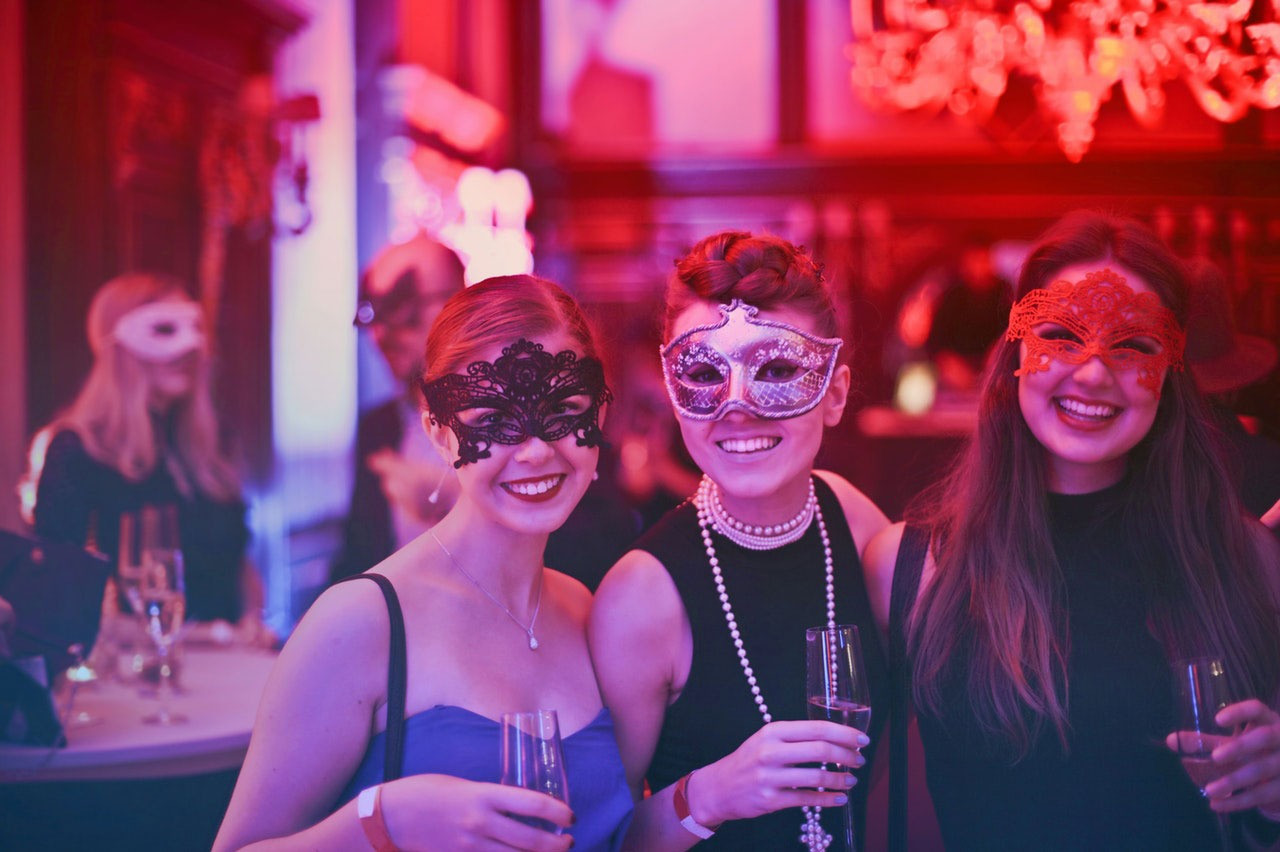 5 idées de thème pour un nouvel an entre amis - Holly Party