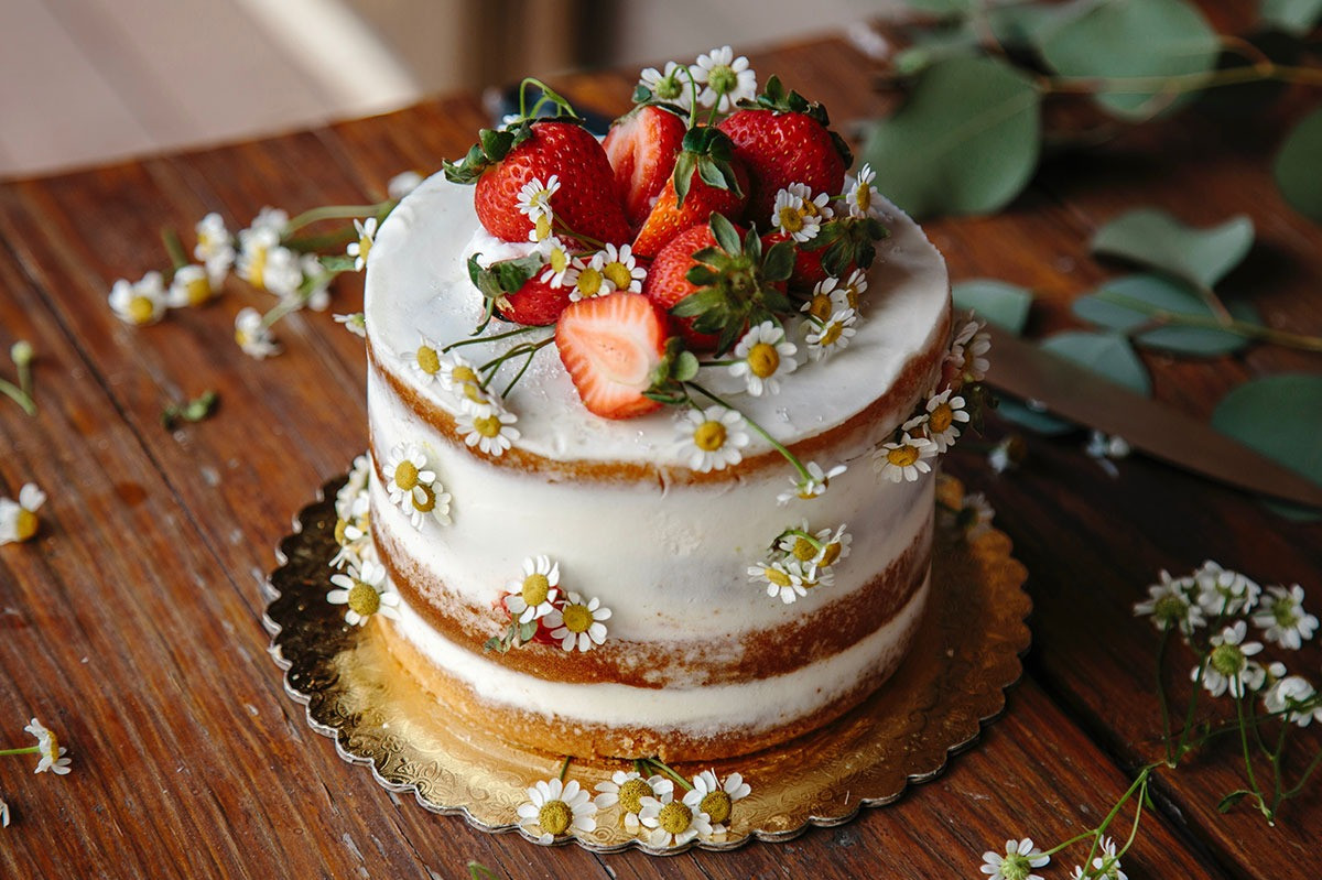 Blanc Gâteau Givré Avec 30 Bougies Allumées. Gâteau D'anniversaire